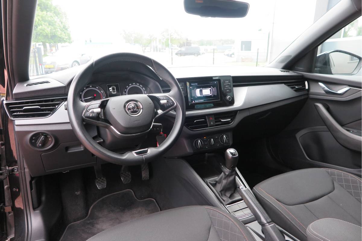 Škoda Scala ŠKODA Scala 1.0 TSI 110pk H6 Sport Business. Panoramadak , Led, Stoelverwarming, Achteruitrijcamera , PDC , Carplay , (navigatie via carplay) DAB+