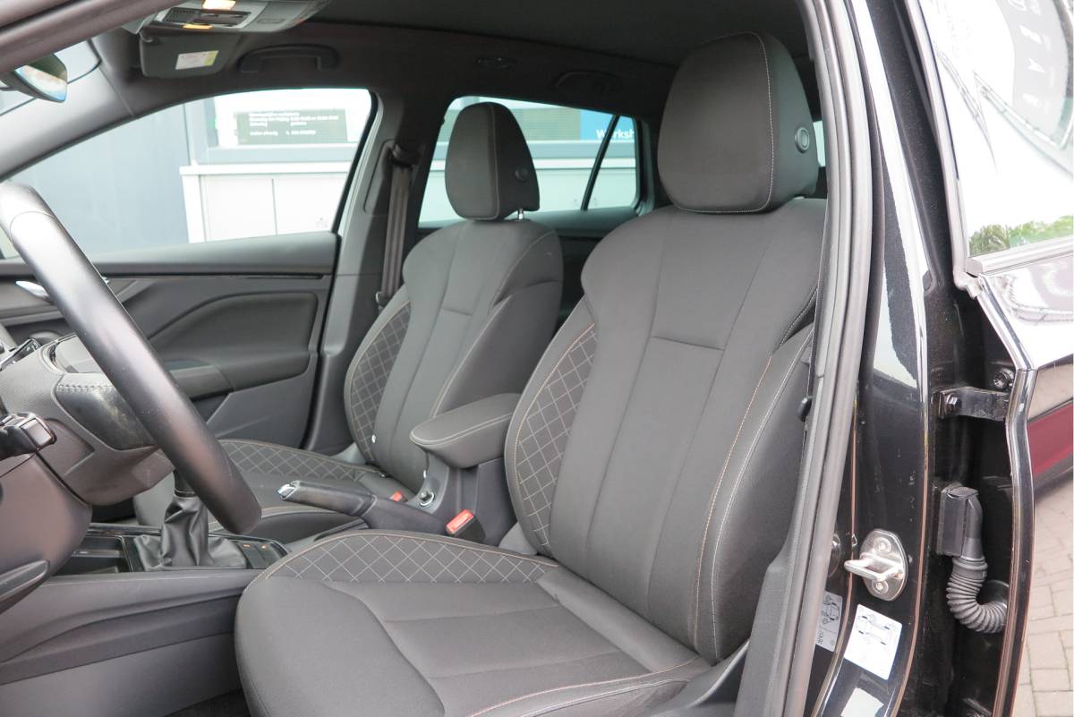 Škoda Scala ŠKODA Scala 1.0 TSI 110pk H6 Sport Business. Panoramadak , Led, Stoelverwarming, Achteruitrijcamera , PDC , Carplay , (navigatie via carplay) DAB+
