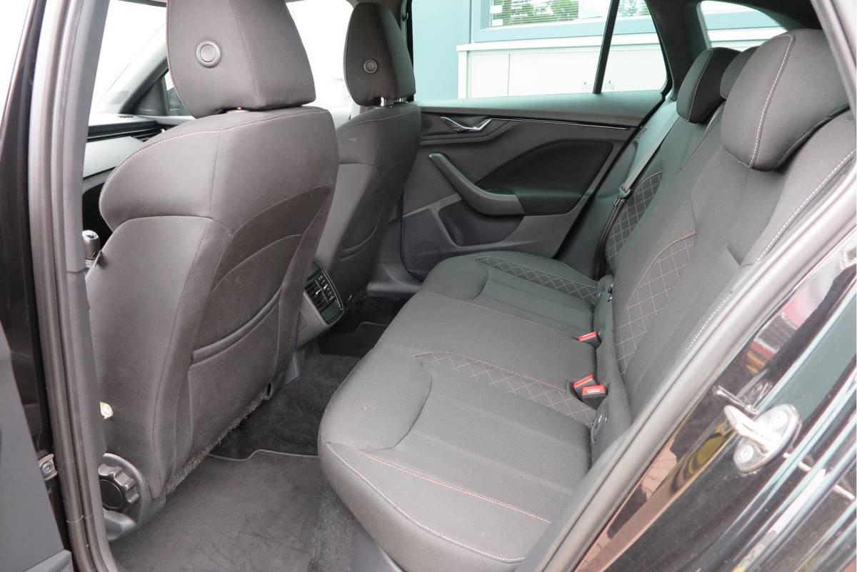 Škoda Scala ŠKODA Scala 1.0 TSI 110pk H6 Sport Business. Panoramadak , Led, Stoelverwarming, Achteruitrijcamera , PDC , Carplay , (navigatie via carplay) DAB+