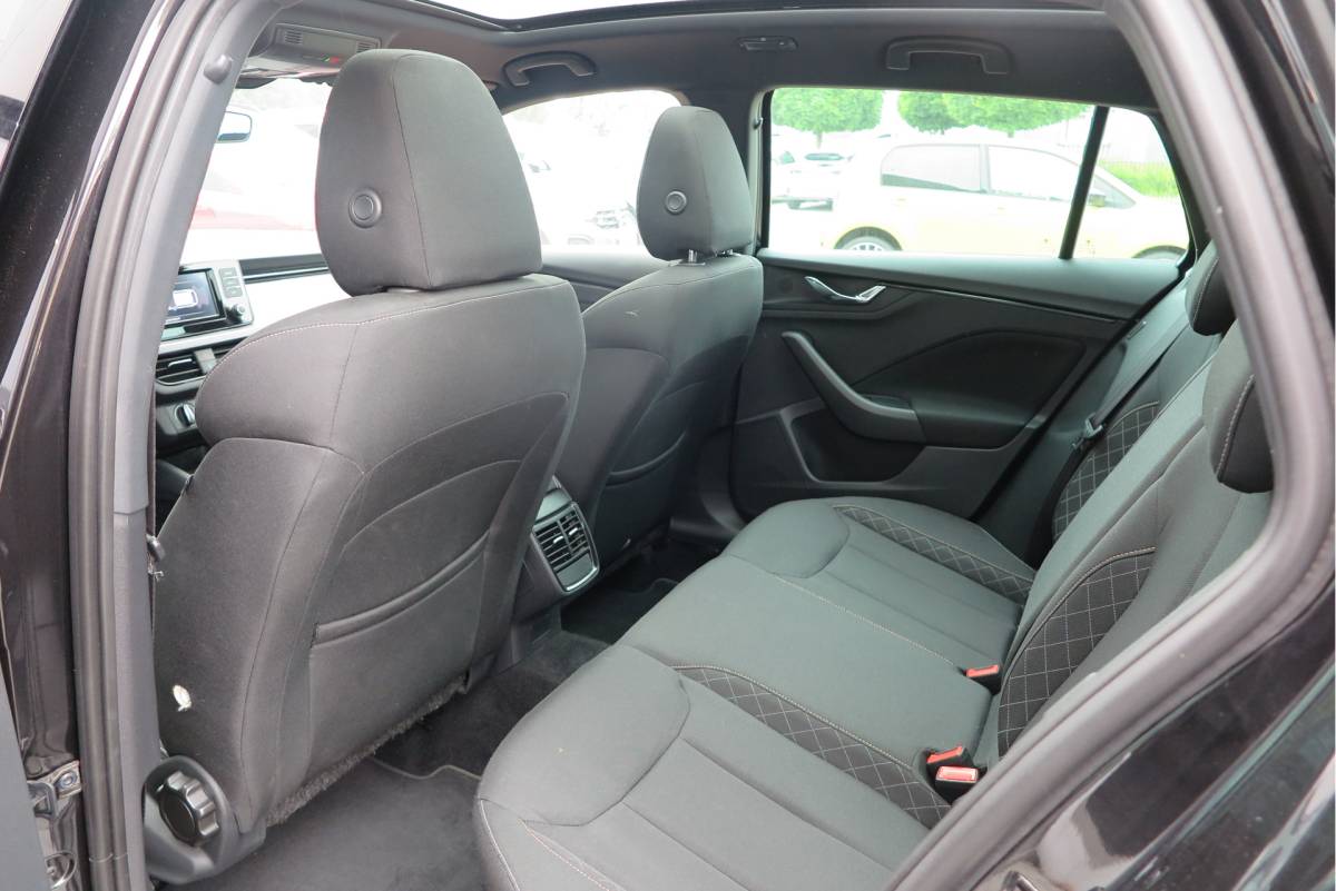 Škoda Scala ŠKODA Scala 1.0 TSI 110pk H6 Sport Business. Panoramadak , Led, Stoelverwarming, Achteruitrijcamera , PDC , Carplay , (navigatie via carplay) DAB+