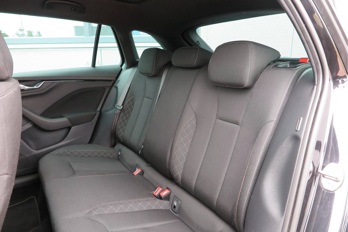 Škoda Scala ŠKODA Scala 1.0 TSI 110pk H6 Sport Business. Panoramadak , Led, Stoelverwarming, Achteruitrijcamera , PDC , Carplay , (navigatie via carplay) DAB+