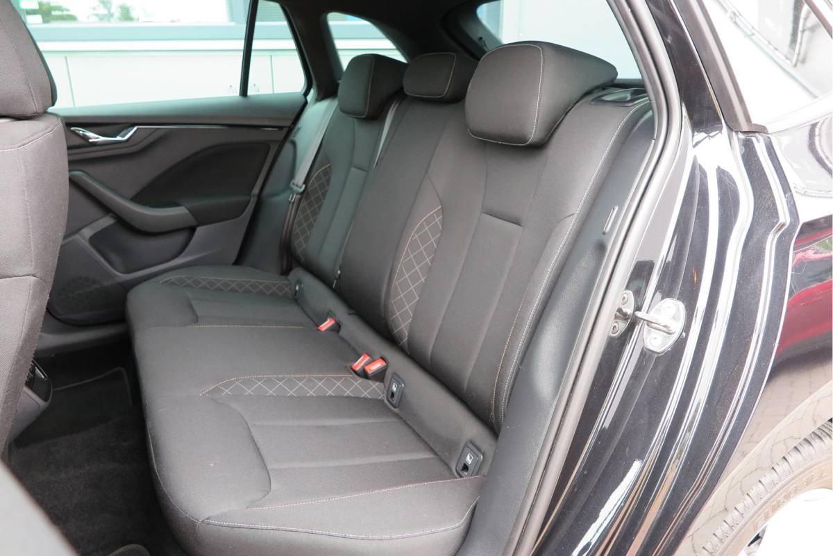 Škoda Scala ŠKODA Scala 1.0 TSI 110pk H6 Sport Business. Panoramadak , Led, Stoelverwarming, Achteruitrijcamera , PDC , Carplay , (navigatie via carplay) DAB+