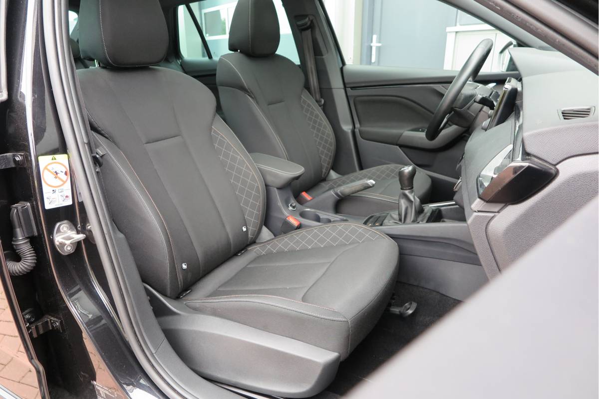 Škoda Scala ŠKODA Scala 1.0 TSI 110pk H6 Sport Business. Panoramadak , Led, Stoelverwarming, Achteruitrijcamera , PDC , Carplay , (navigatie via carplay) DAB+