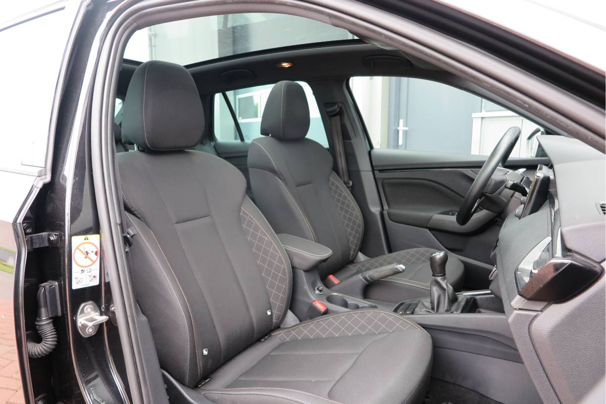 Škoda Scala ŠKODA Scala 1.0 TSI 110pk H6 Sport Business. Panoramadak , Led, Stoelverwarming, Achteruitrijcamera , PDC , Carplay , (navigatie via carplay) DAB+