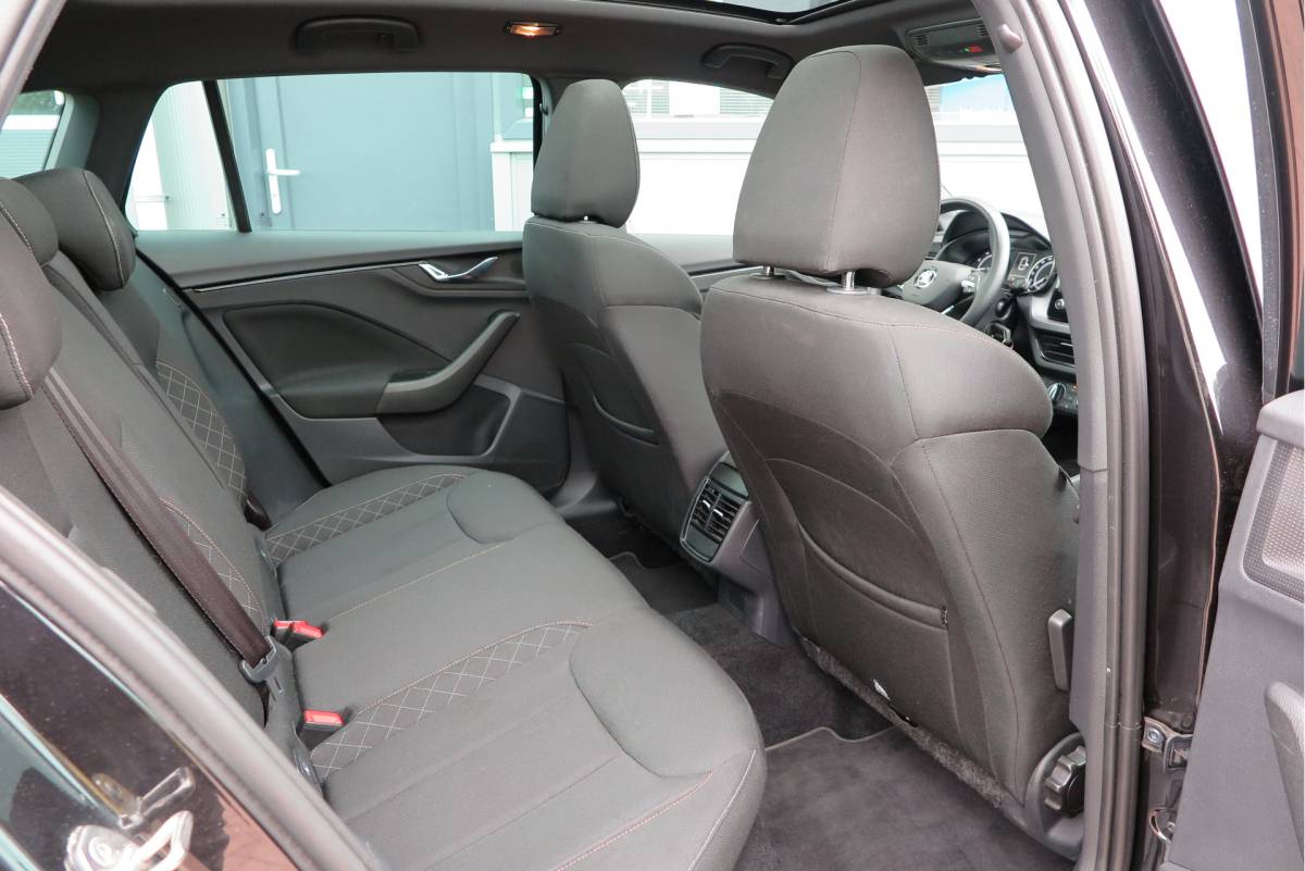 Škoda Scala ŠKODA Scala 1.0 TSI 110pk H6 Sport Business. Panoramadak , Led, Stoelverwarming, Achteruitrijcamera , PDC , Carplay , (navigatie via carplay) DAB+