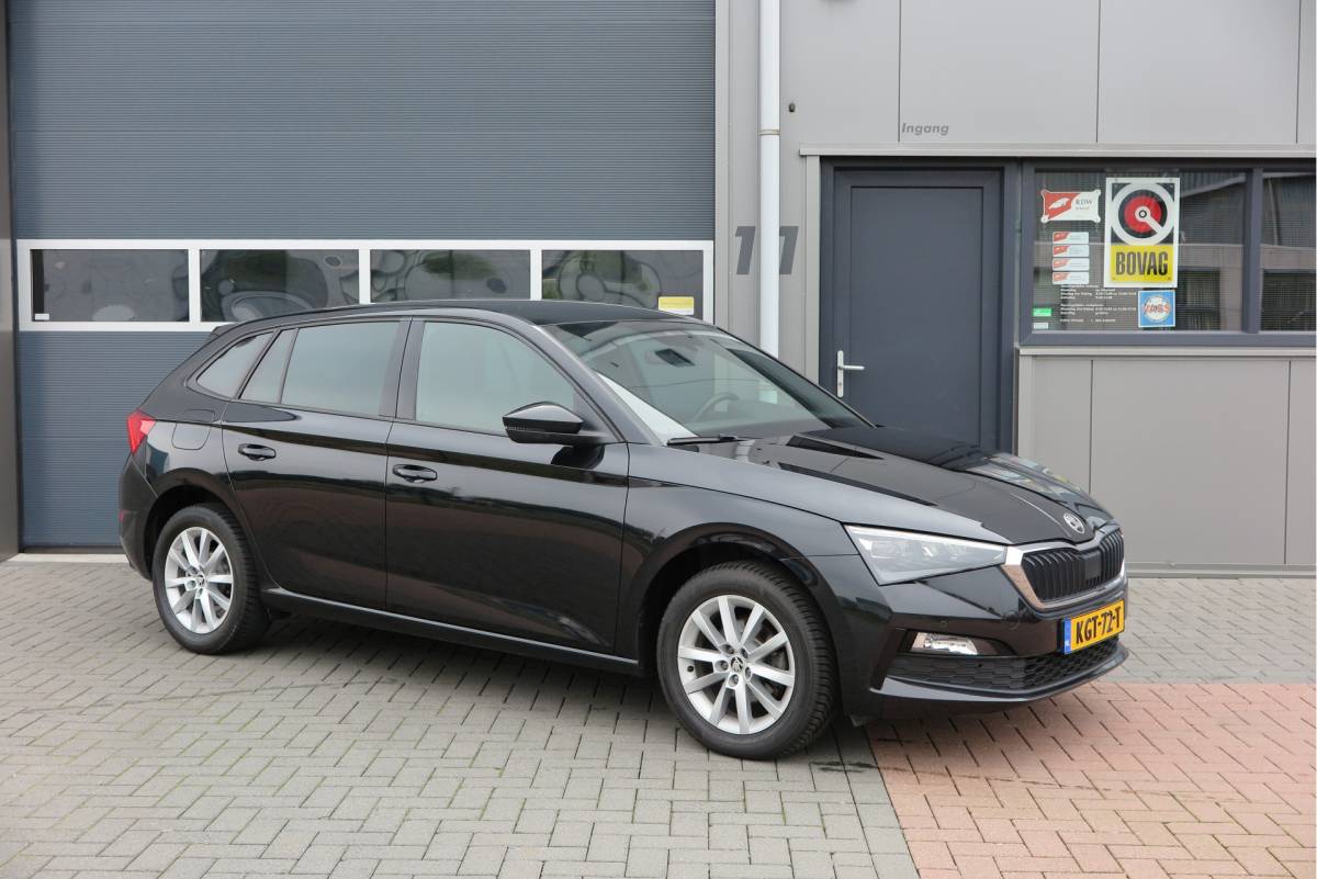 Škoda Scala ŠKODA Scala 1.0 TSI 110pk H6 Sport Business. Panoramadak , Led, Stoelverwarming, Achteruitrijcamera , PDC , Carplay , (navigatie via carplay) DAB+