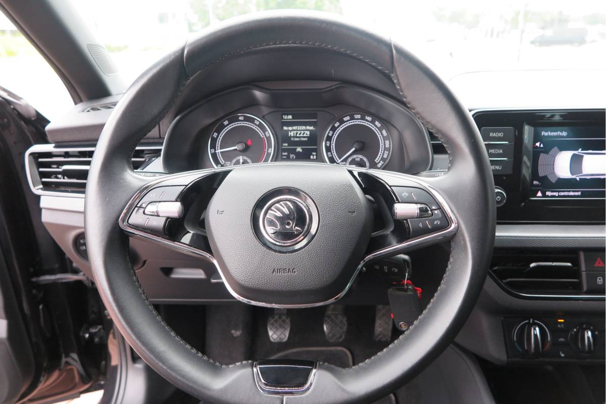 Škoda Scala ŠKODA Scala 1.0 TSI 110pk H6 Sport Business. Panoramadak , Led, Stoelverwarming, Achteruitrijcamera , PDC , Carplay , (navigatie via carplay) DAB+