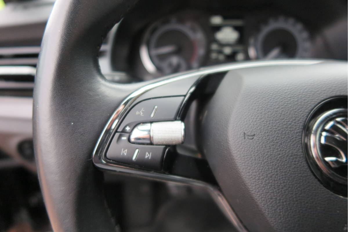 Škoda Scala ŠKODA Scala 1.0 TSI 110pk H6 Sport Business. Panoramadak , Led, Stoelverwarming, Achteruitrijcamera , PDC , Carplay , (navigatie via carplay) DAB+