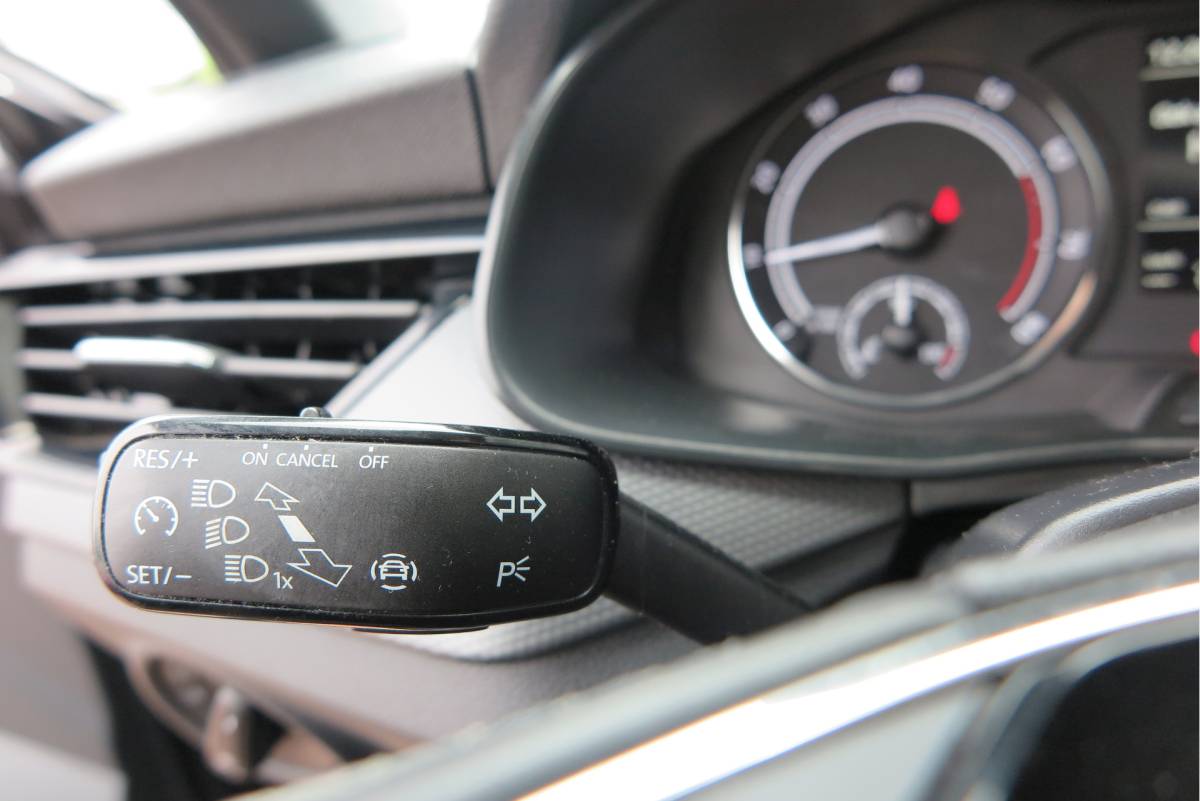Škoda Scala ŠKODA Scala 1.0 TSI 110pk H6 Sport Business. Panoramadak , Led, Stoelverwarming, Achteruitrijcamera , PDC , Carplay , (navigatie via carplay) DAB+