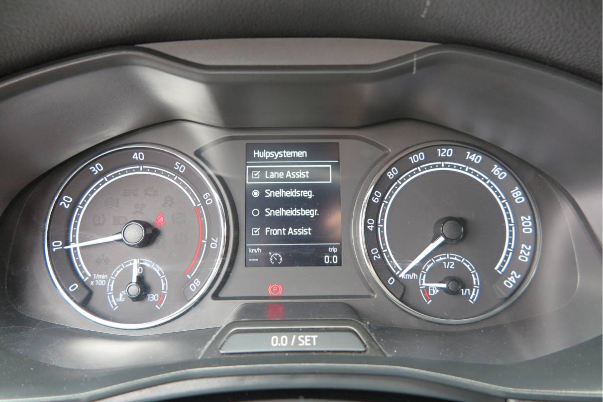 Škoda Scala ŠKODA Scala 1.0 TSI 110pk H6 Sport Business. Panoramadak , Led, Stoelverwarming, Achteruitrijcamera , PDC , Carplay , (navigatie via carplay) DAB+