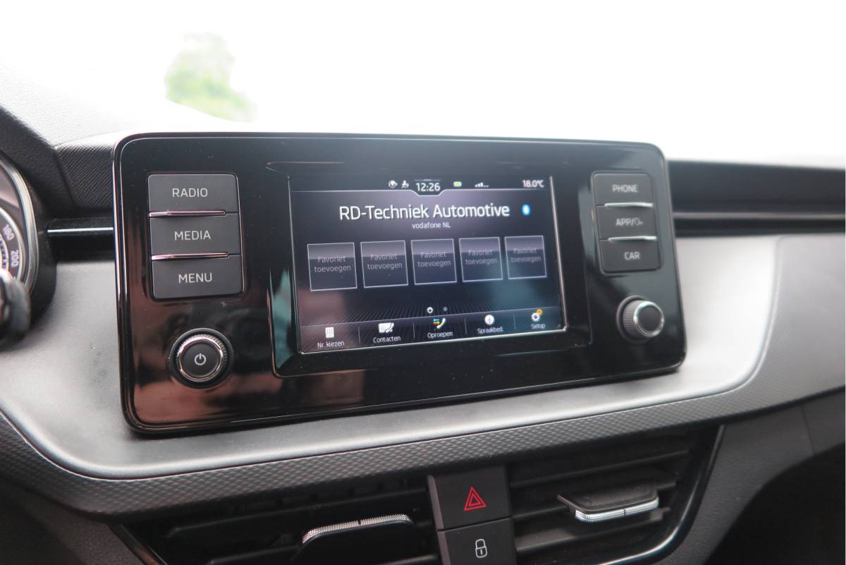 Škoda Scala ŠKODA Scala 1.0 TSI 110pk H6 Sport Business. Panoramadak , Led, Stoelverwarming, Achteruitrijcamera , PDC , Carplay , (navigatie via carplay) DAB+