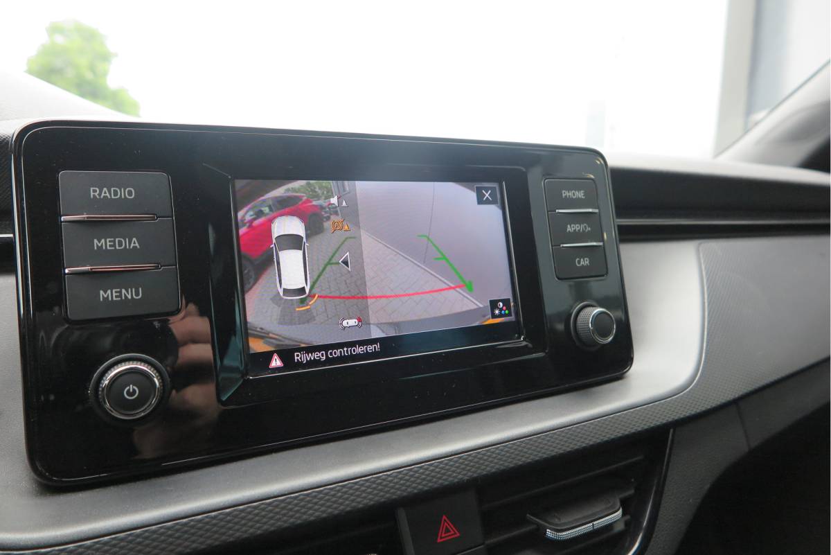 Škoda Scala ŠKODA Scala 1.0 TSI 110pk H6 Sport Business. Panoramadak , Led, Stoelverwarming, Achteruitrijcamera , PDC , Carplay , (navigatie via carplay) DAB+