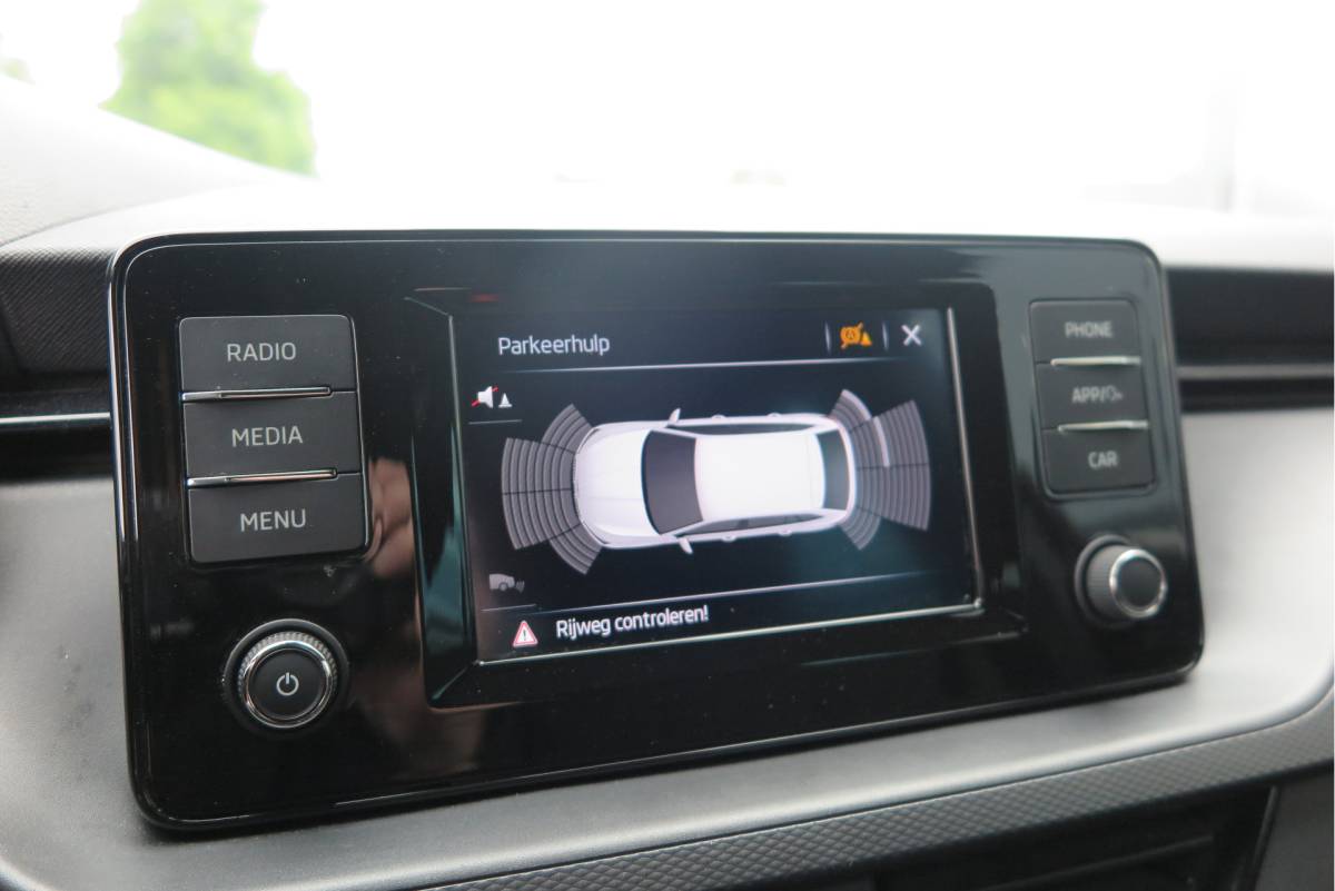 Škoda Scala ŠKODA Scala 1.0 TSI 110pk H6 Sport Business. Panoramadak , Led, Stoelverwarming, Achteruitrijcamera , PDC , Carplay , (navigatie via carplay) DAB+
