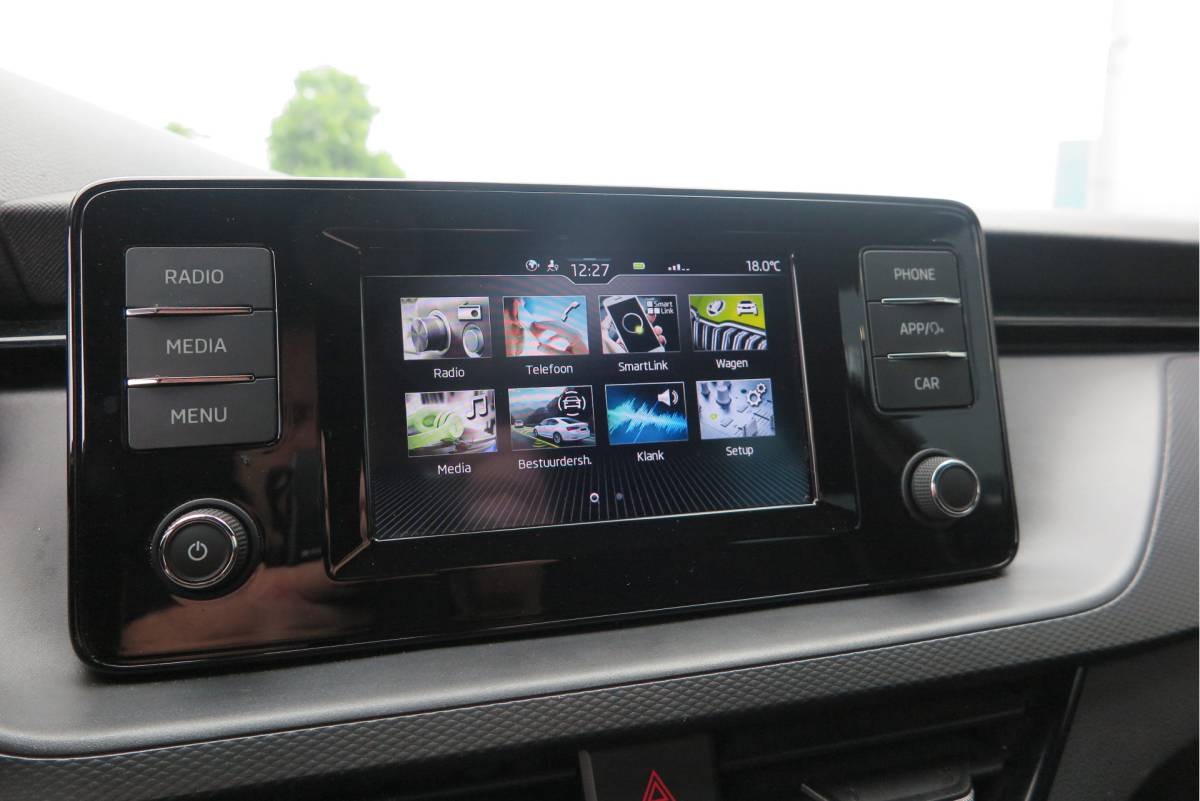 Škoda Scala ŠKODA Scala 1.0 TSI 110pk H6 Sport Business. Panoramadak , Led, Stoelverwarming, Achteruitrijcamera , PDC , Carplay , (navigatie via carplay) DAB+