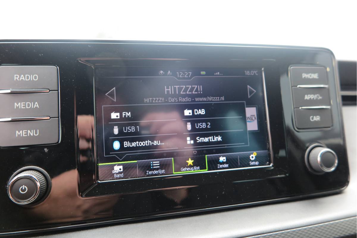 Škoda Scala ŠKODA Scala 1.0 TSI 110pk H6 Sport Business. Panoramadak , Led, Stoelverwarming, Achteruitrijcamera , PDC , Carplay , (navigatie via carplay) DAB+