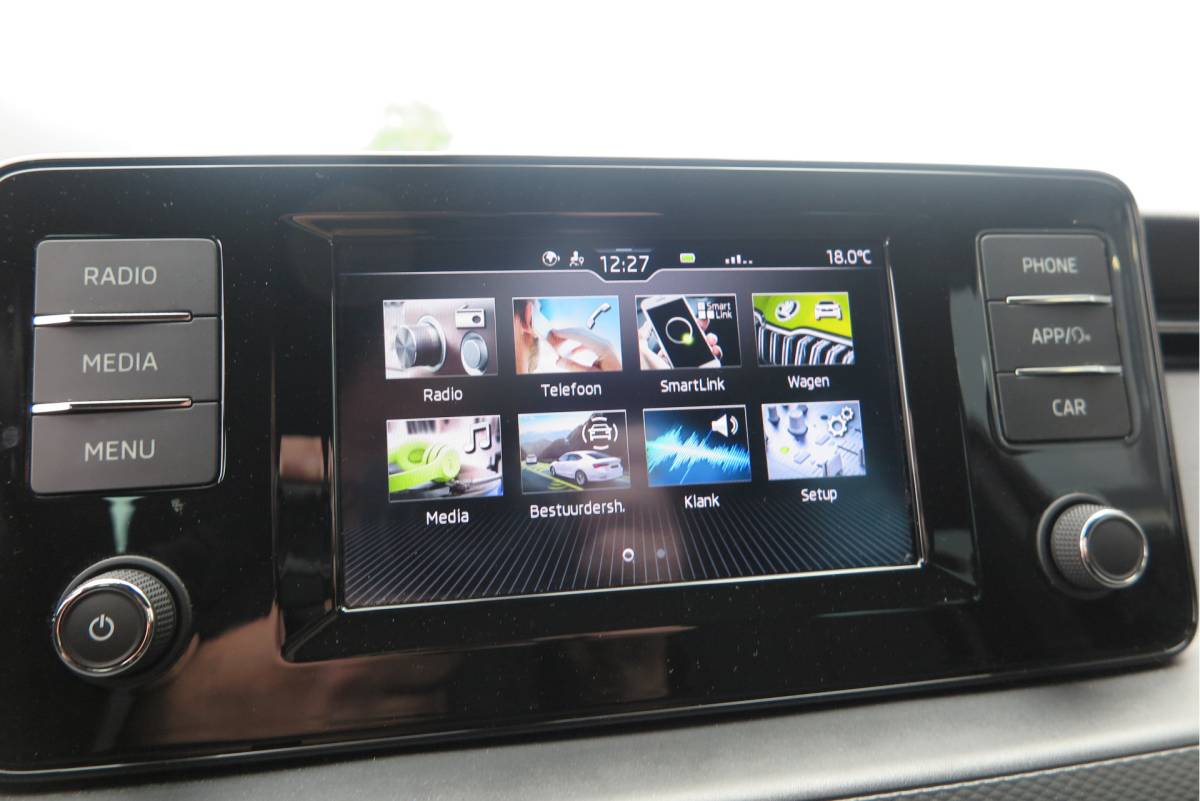 Škoda Scala ŠKODA Scala 1.0 TSI 110pk H6 Sport Business. Panoramadak , Led, Stoelverwarming, Achteruitrijcamera , PDC , Carplay , (navigatie via carplay) DAB+