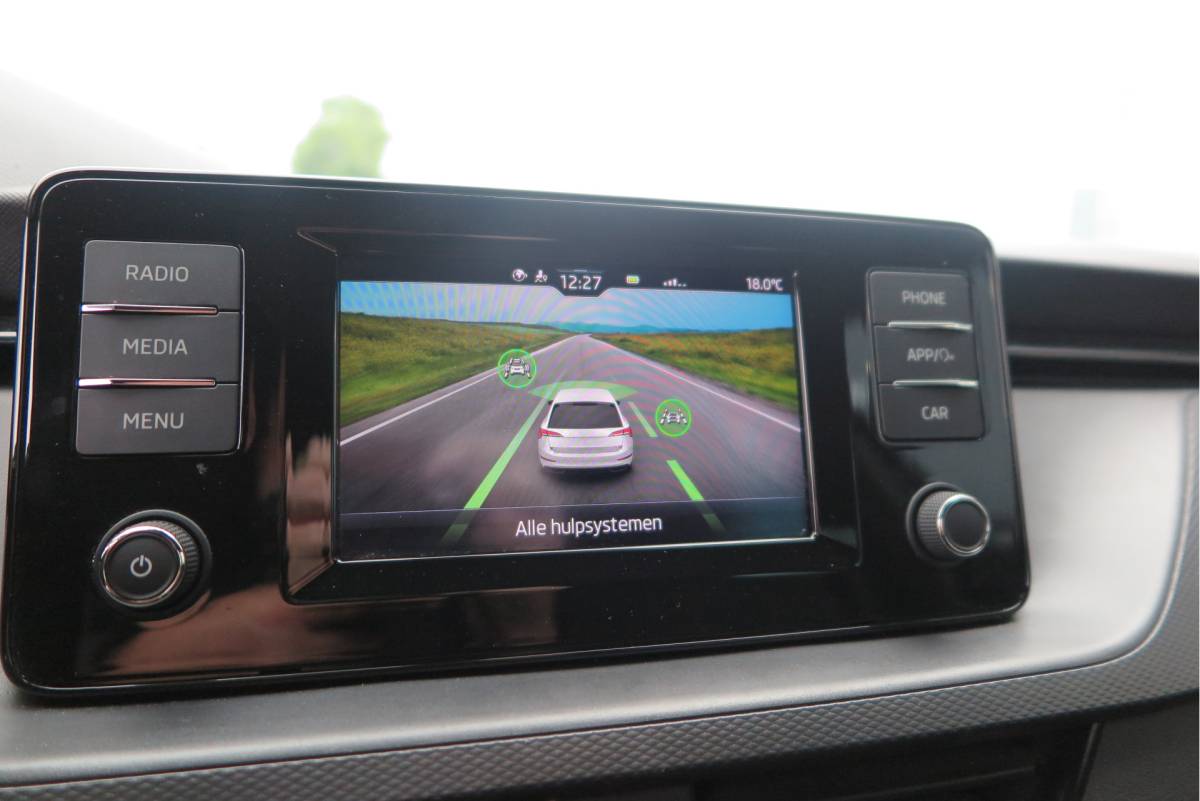 Škoda Scala ŠKODA Scala 1.0 TSI 110pk H6 Sport Business. Panoramadak , Led, Stoelverwarming, Achteruitrijcamera , PDC , Carplay , (navigatie via carplay) DAB+