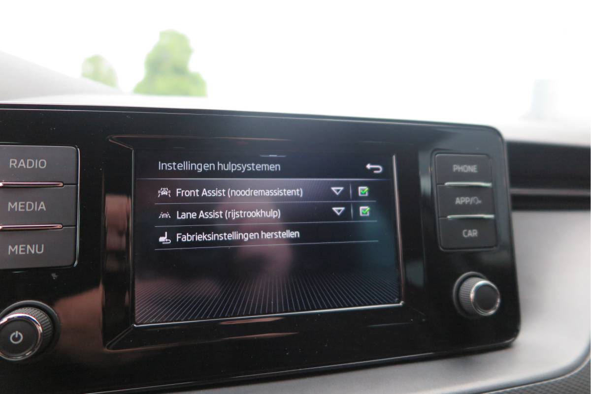 Škoda Scala ŠKODA Scala 1.0 TSI 110pk H6 Sport Business. Panoramadak , Led, Stoelverwarming, Achteruitrijcamera , PDC , Carplay , (navigatie via carplay) DAB+
