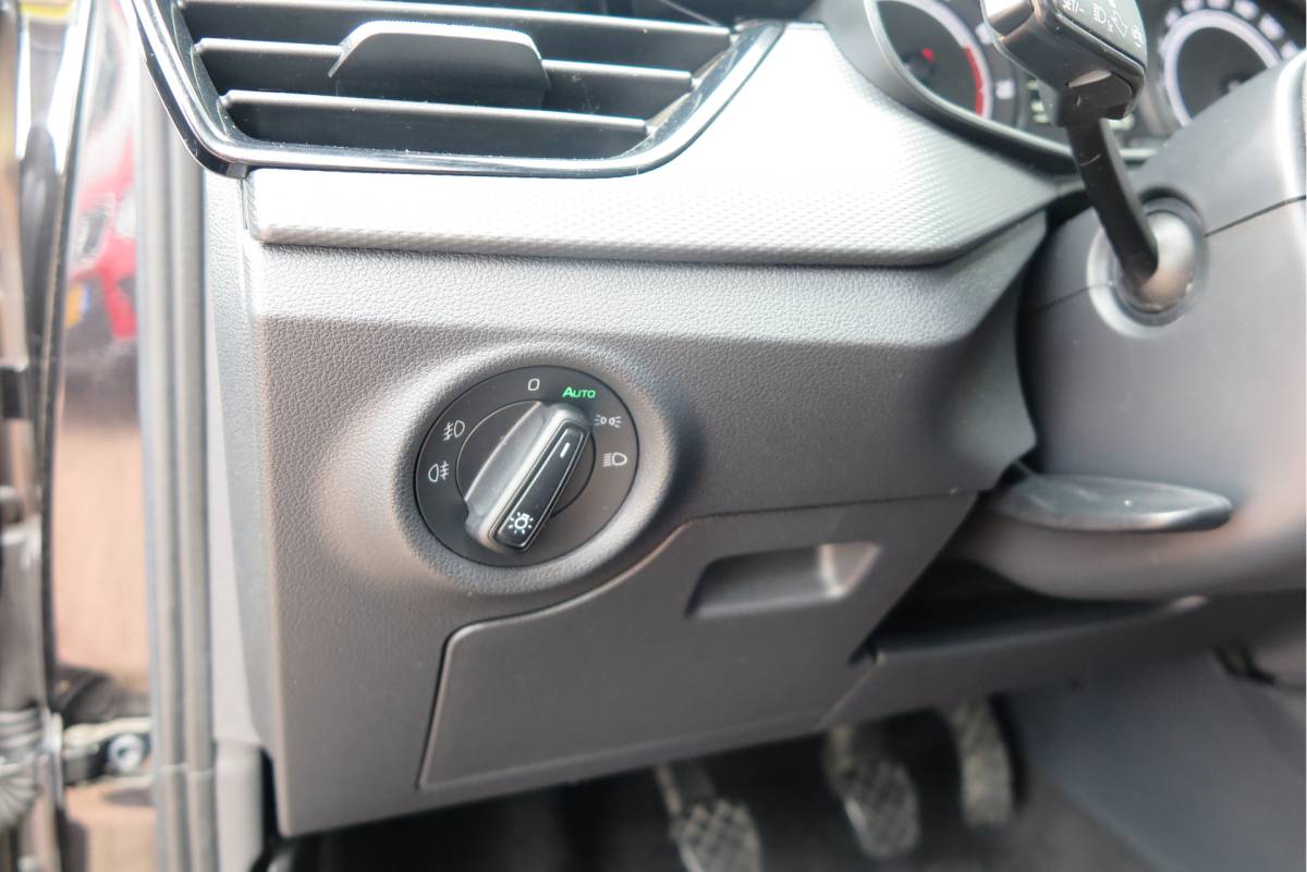 Škoda Scala ŠKODA Scala 1.0 TSI 110pk H6 Sport Business. Panoramadak , Led, Stoelverwarming, Achteruitrijcamera , PDC , Carplay , (navigatie via carplay) DAB+