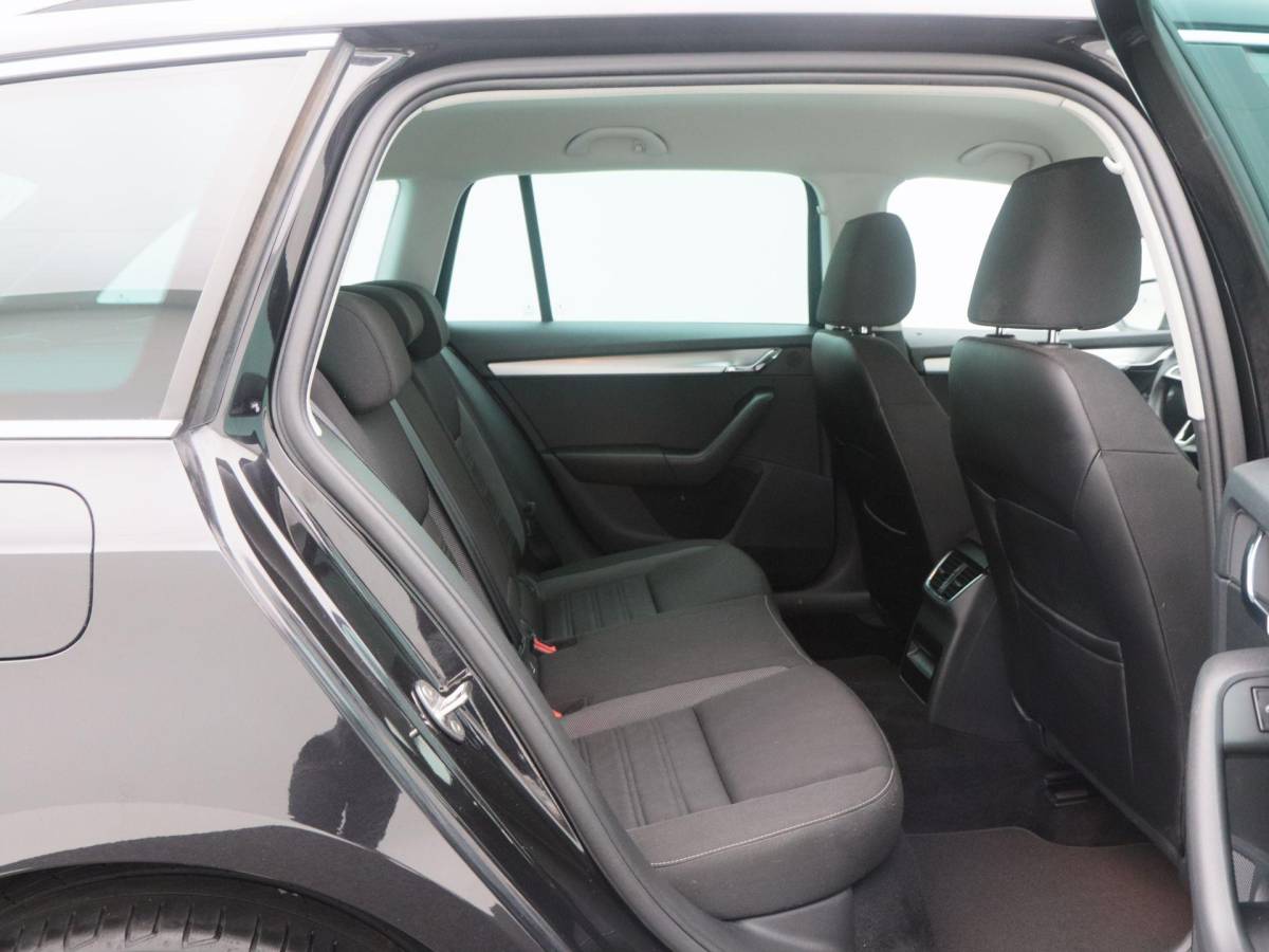 Škoda Octavia Škoda Octavia Combi 1.0 TSi 115 Pk Business Edition Plus | Camera | Stoel verwarming | Full LED | Navigatie | Cruise Control | Climatronic | 17 Inch | 142.689 Km !!