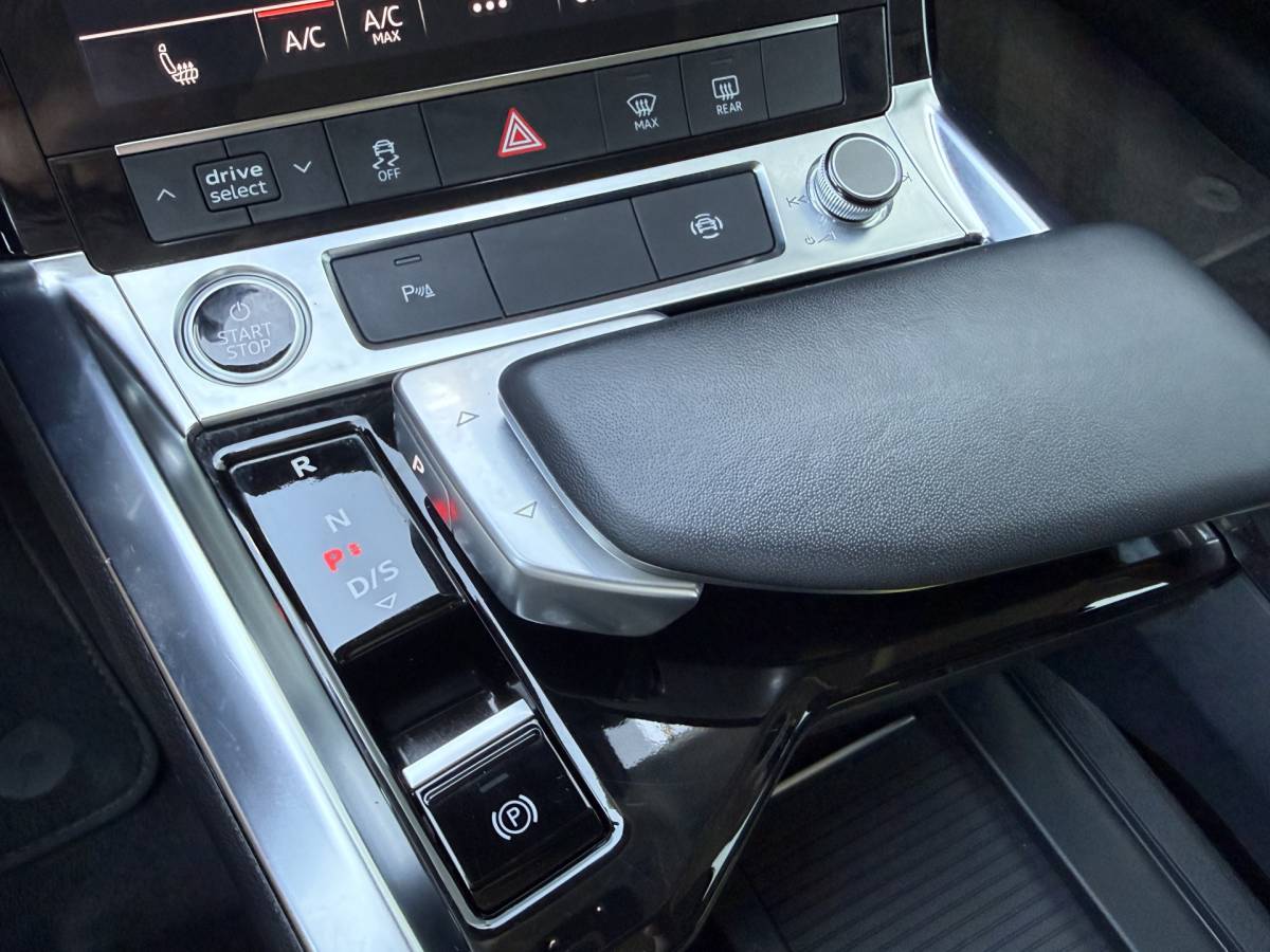 Audi Q8 e-tron Audi Q8 e-tron BWJ 2023 50 quattro340 PK  Edition 95 kWh TREKHAAK | PANO | LEDER | FULL LED | STOELVER. | DAB + | CARPLAY + ANDROID | NAVI | CLIMA | CRUISE | LMV | PDC