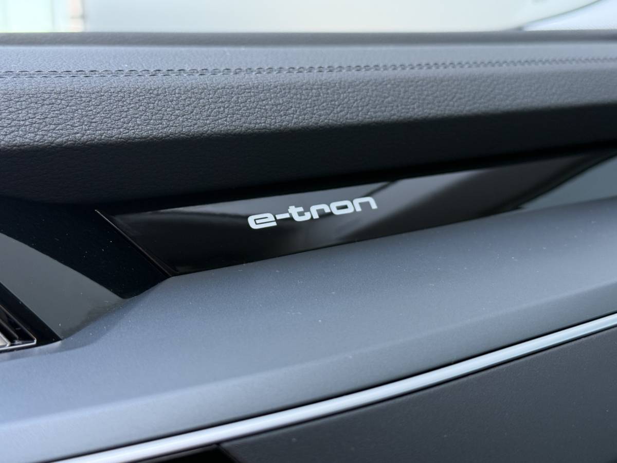 Audi Q8 e-tron Audi Q8 e-tron BWJ 2023 50 quattro340 PK  Edition 95 kWh TREKHAAK | PANO | LEDER | FULL LED | STOELVER. | DAB + | CARPLAY + ANDROID | NAVI | CLIMA | CRUISE | LMV | PDC