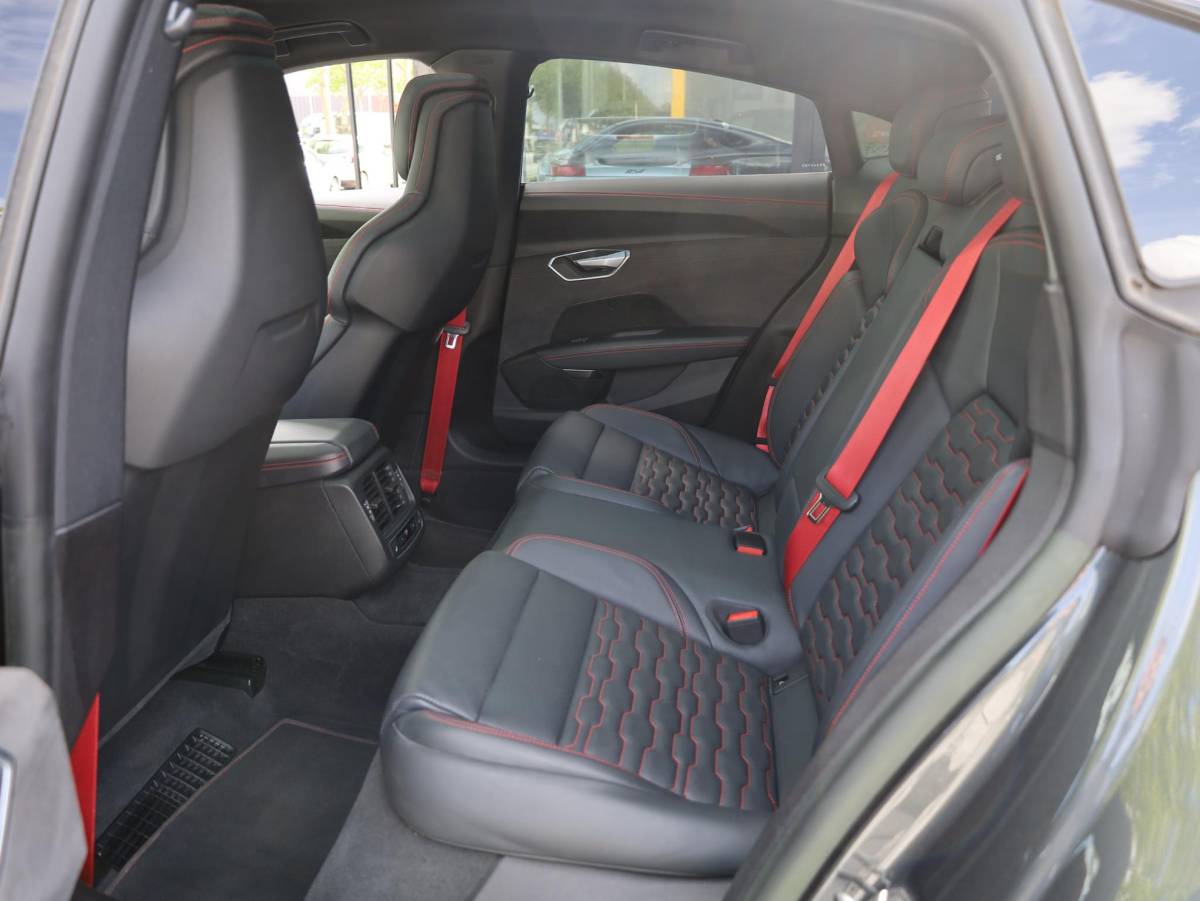 Audi e-tron GT Audi e-tron GT RS 93 kWh 600PK | SOH 91% | Panodak | Leer | B&O | Laser LED | 4Wielsturing | HuD | 360° |