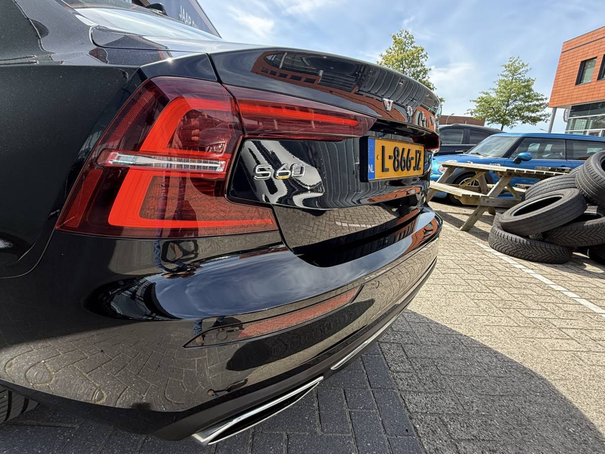 Volvo S60 Volvo S60 BWJ 2021 2.0 B4 198 PK Inscription AUTOMAAT | FULL LED | HARMAN/KARDON | LEDER | KEYLESS |  ELEKTR. STOELEN | ADAPTIVE CRUISE | STOEL + STUURVERW. | DAB + | CAMERA | DODE HOEK | LMV | PDC