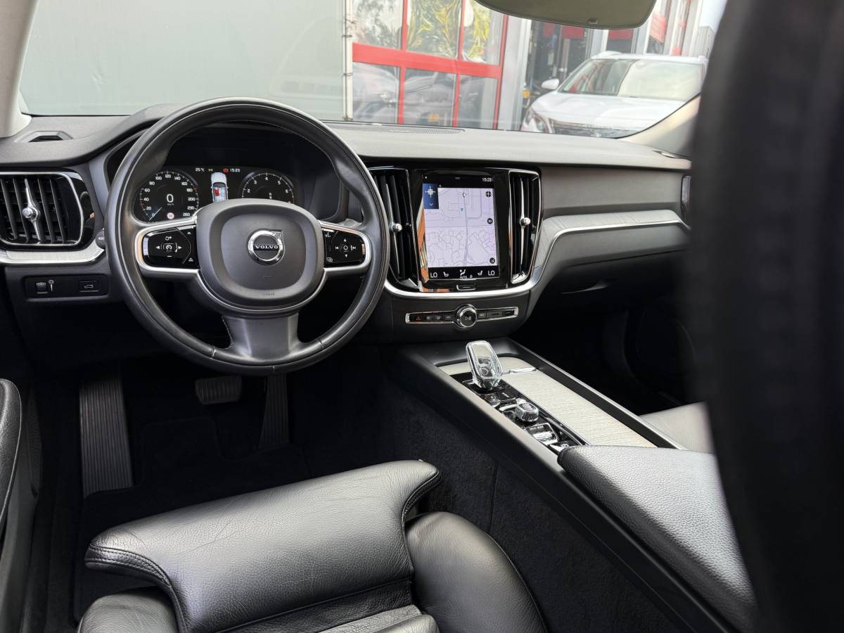 Volvo S60 Volvo S60 BWJ 2021 2.0 B4 198 PK Inscription AUTOMAAT | FULL LED | HARMAN/KARDON | LEDER | KEYLESS |  ELEKTR. STOELEN | ADAPTIVE CRUISE | STOEL + STUURVERW. | DAB + | CAMERA | DODE HOEK | LMV | PDC