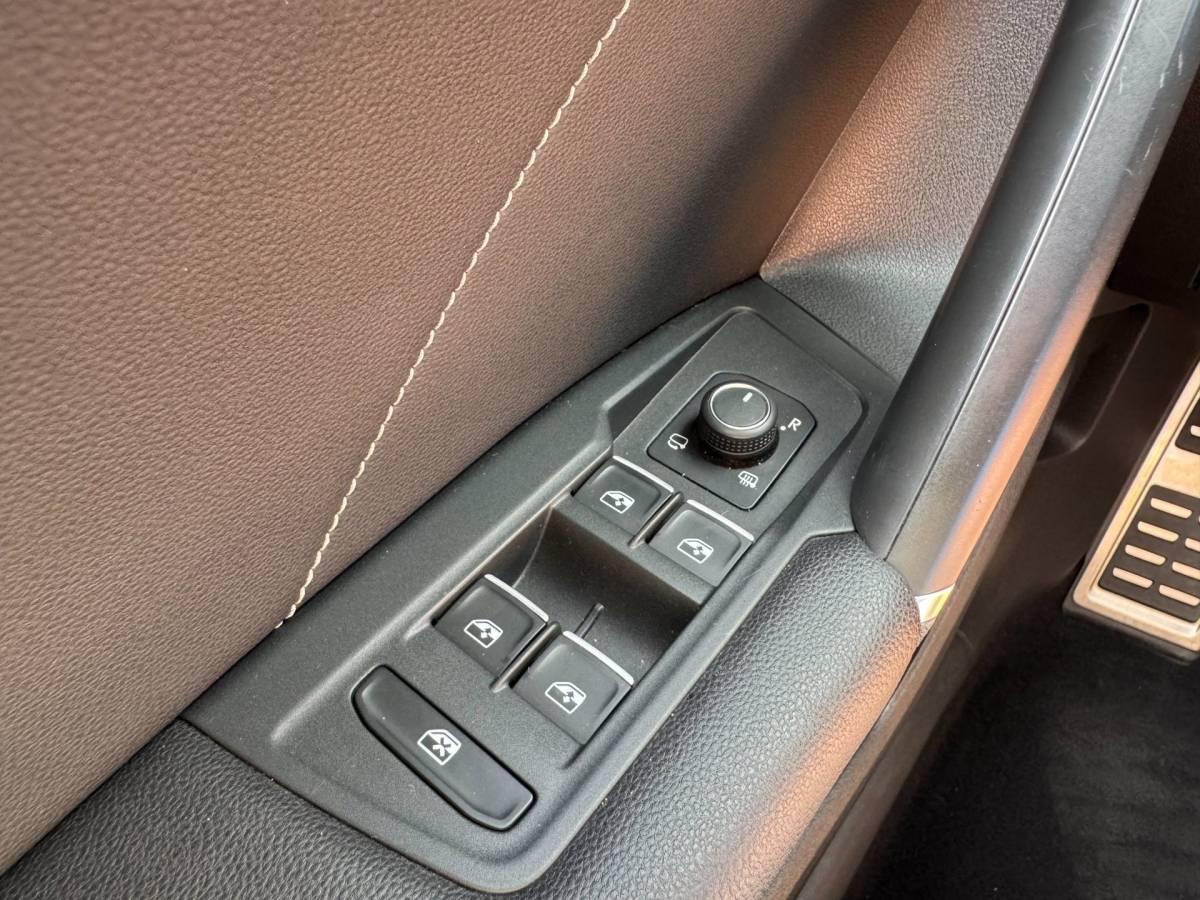 Volkswagen Tiguan Volkswagen Tiguan 1.4 TSI SOUND Business R-Line **PANO + TREKH + LEDER + MEMORY**