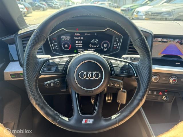 Audi A1 Sportback Audi A1 Sportback 30 TFSI S Line Edition 110pk  , Two Tone Grijs – Zwart ,  S-Line  Sportive uitvoering , Navigatie , Camera achter , Parkeer sensoren voor & achter, S-Line Interieur ,