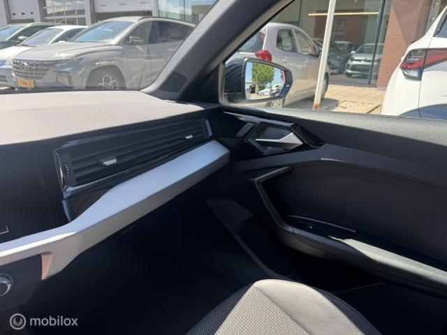 Audi A1 Sportback Audi A1 Sportback 30 TFSI S Line Edition 110pk  , Two Tone Grijs – Zwart ,  S-Line  Sportive uitvoering , Navigatie , Camera achter , Parkeer sensoren voor & achter, S-Line Interieur ,