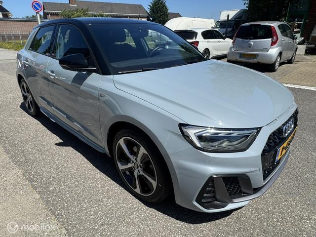 Audi A1 Sportback Audi A1 Sportback 30 TFSI S Line Edition 110pk  , Two Tone Grijs – Zwart ,  S-Line  Sportive uitvoering , Navigatie , Camera achter , Parkeer sensoren voor & achter, S-Line Interieur ,