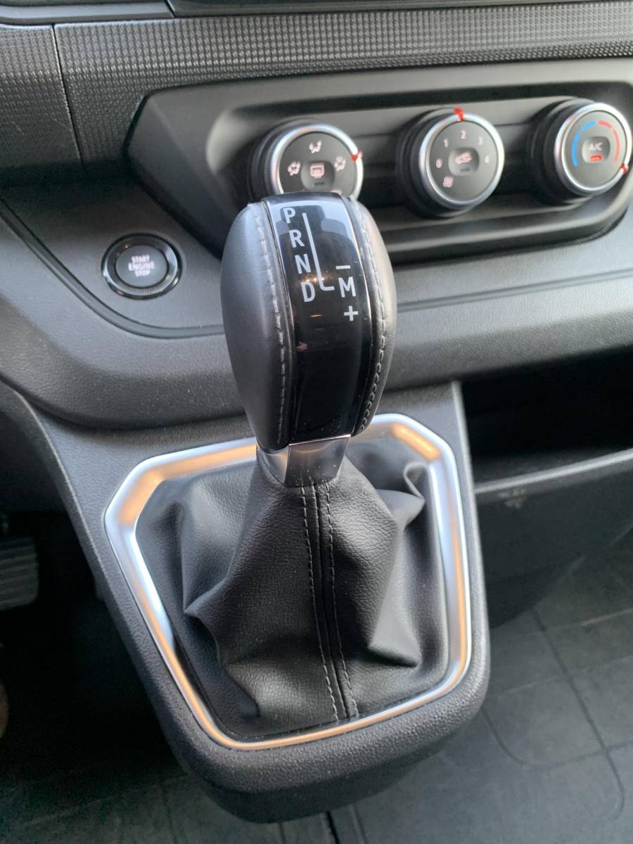 Renault Trafic Renault Trafic 2.0 dCi 150 T29 L2H1 DC camera keyles navi dubbel cabine Automaat