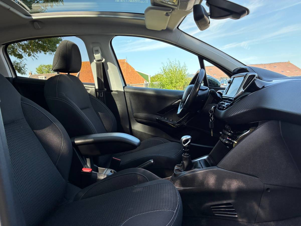 Peugeot 208 Peugeot 208 1.2 PureTech Allure | Pano + Cruise + Clima € 8.975,-!!!