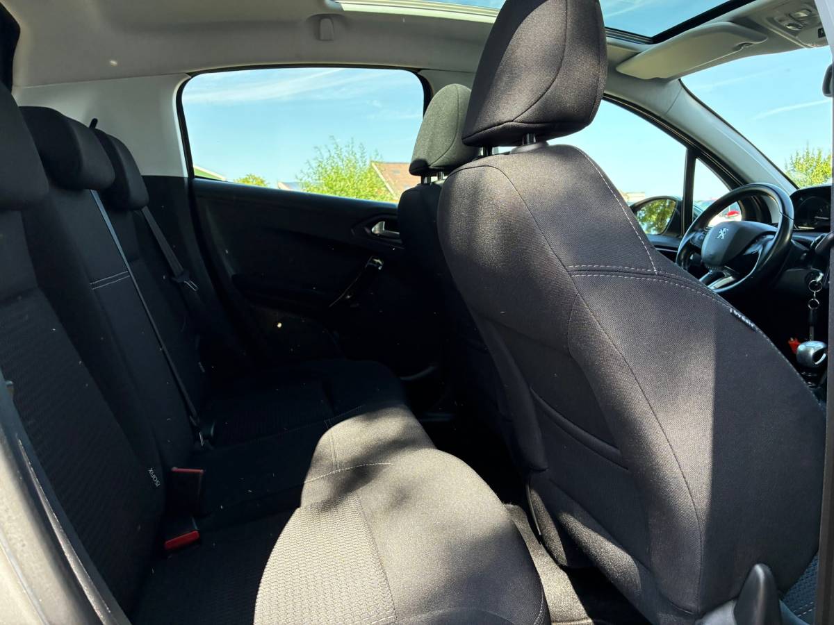 Peugeot 208 Peugeot 208 1.2 PureTech Allure | Pano + Cruise + Clima € 8.975,-!!!