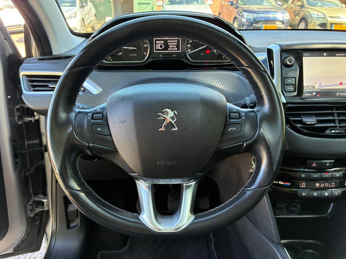 Peugeot 208 Peugeot 208 1.2 PureTech Allure | Pano + Cruise + Clima € 8.975,-!!!