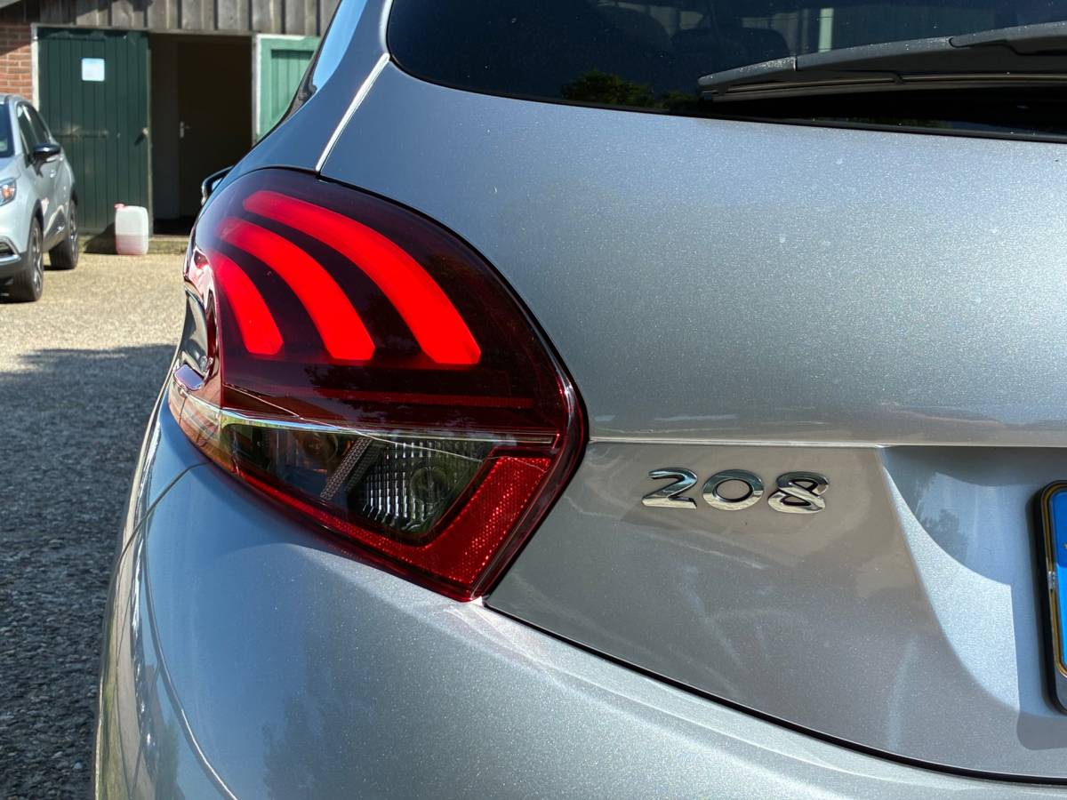 Peugeot 208 Peugeot 208 1.2 PureTech Allure | Pano + Cruise + Clima € 8.975,-!!!