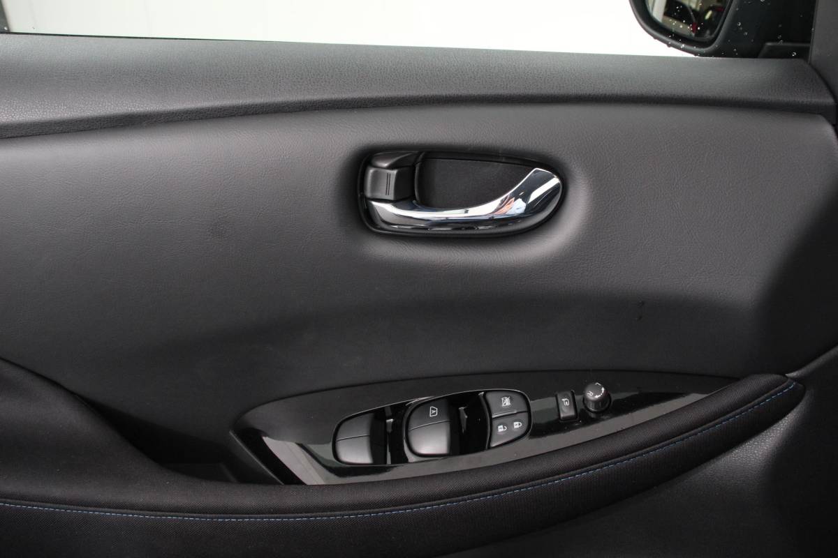Nissan Leaf Nissan LEAF N-Connecta 40 kWh Navigatie Bluetooth Cruise Control Lichtmetalen Velgen
