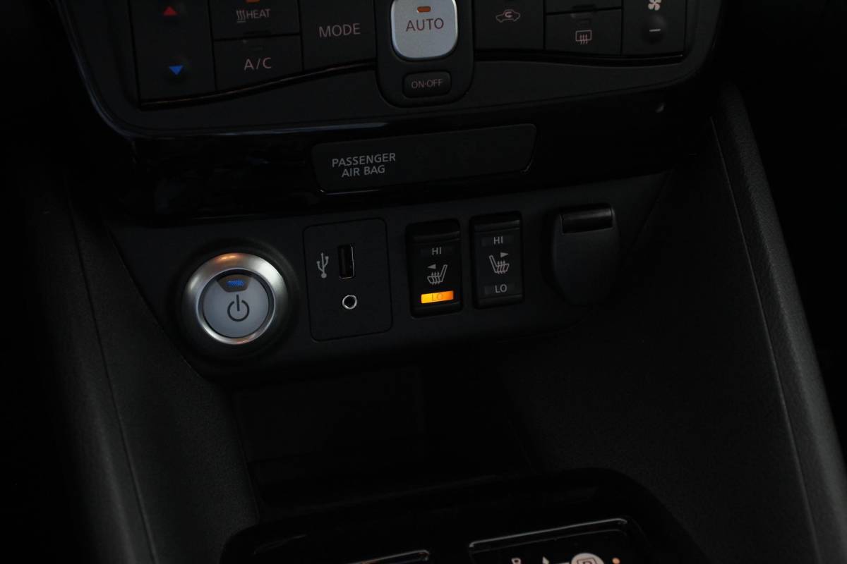 Nissan Leaf Nissan LEAF N-Connecta 40 kWh Navigatie Bluetooth Cruise Control Lichtmetalen Velgen