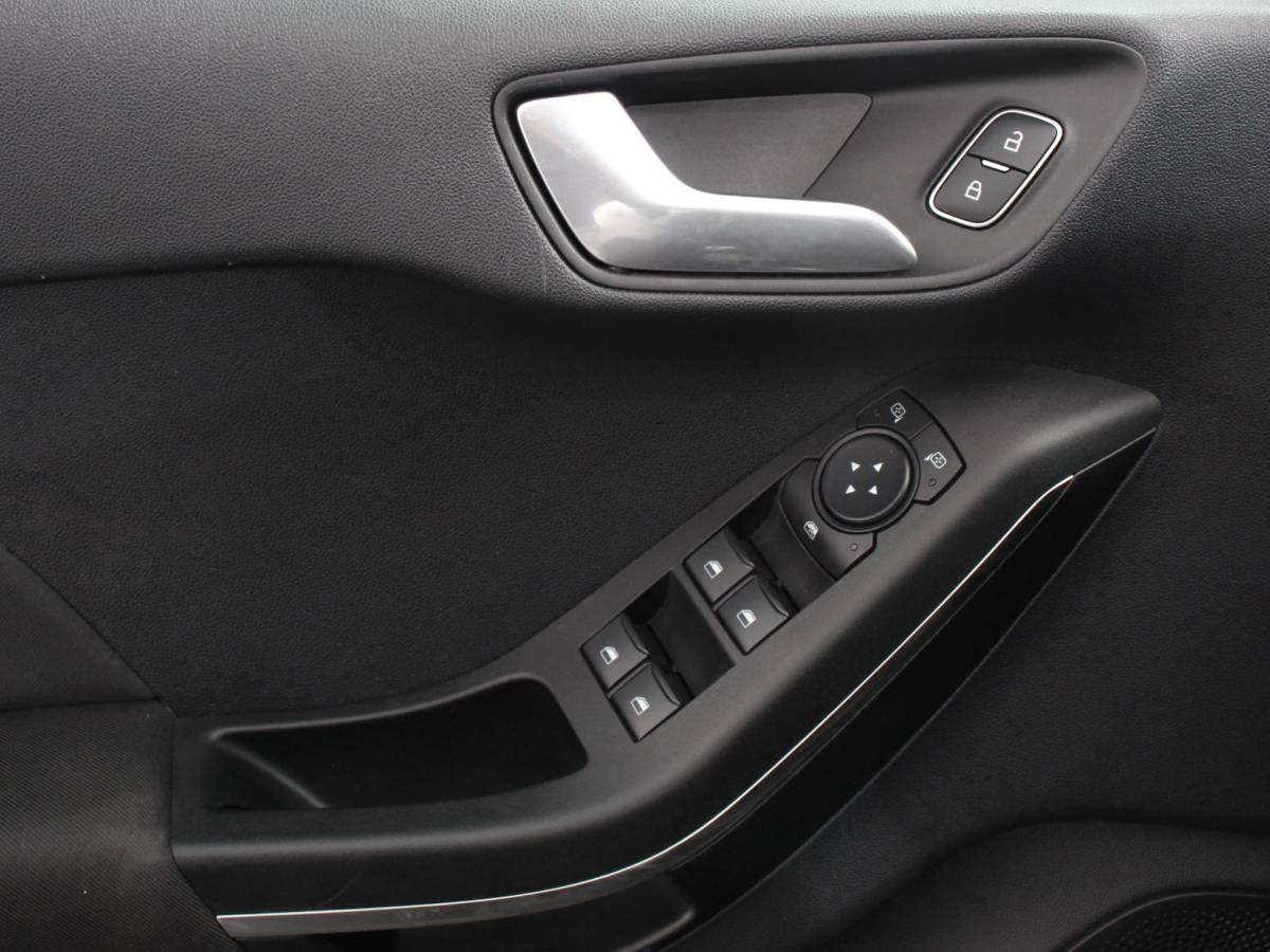 Ford Fiesta Ford Fiesta 1.0 125pk Titanium Navigatie Climate control Led Parkeer sensoren Lichtmetalen velgen Cruise Control Stoelverwarming Bluetooth