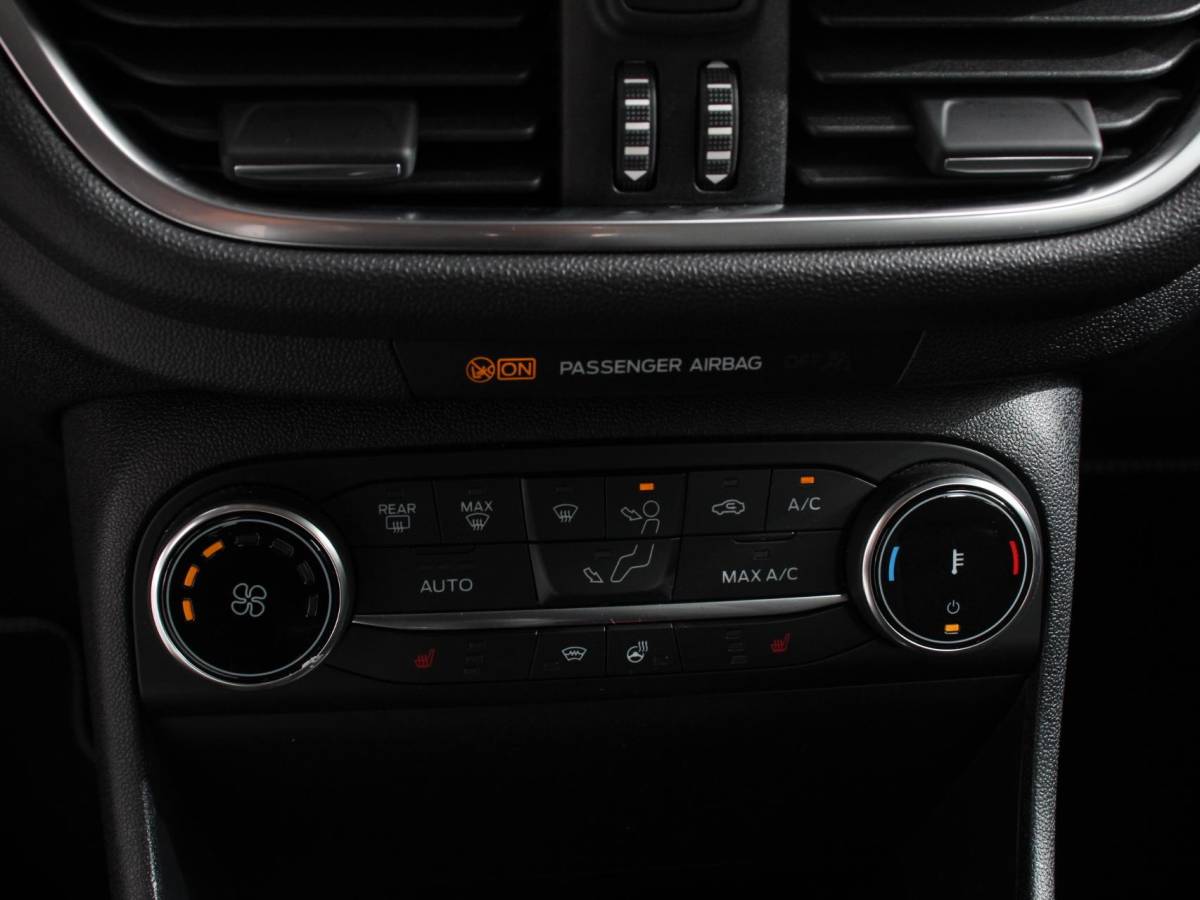 Ford Fiesta Ford Fiesta 1.0 125pk Titanium Navigatie Climate control Led Parkeer sensoren Lichtmetalen velgen Cruise Control Stoelverwarming Bluetooth