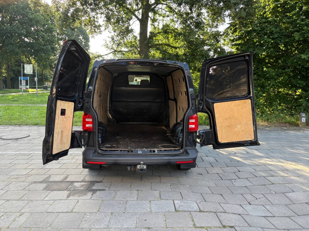 Volkswagen Transporter Volkswagen Transporter 2.0 TDI L2H1 Trendline|EUO6|150PK|airco|cruise|achteruitrijcamera|trekhaak|bluetooth|lichtmetalen velgen