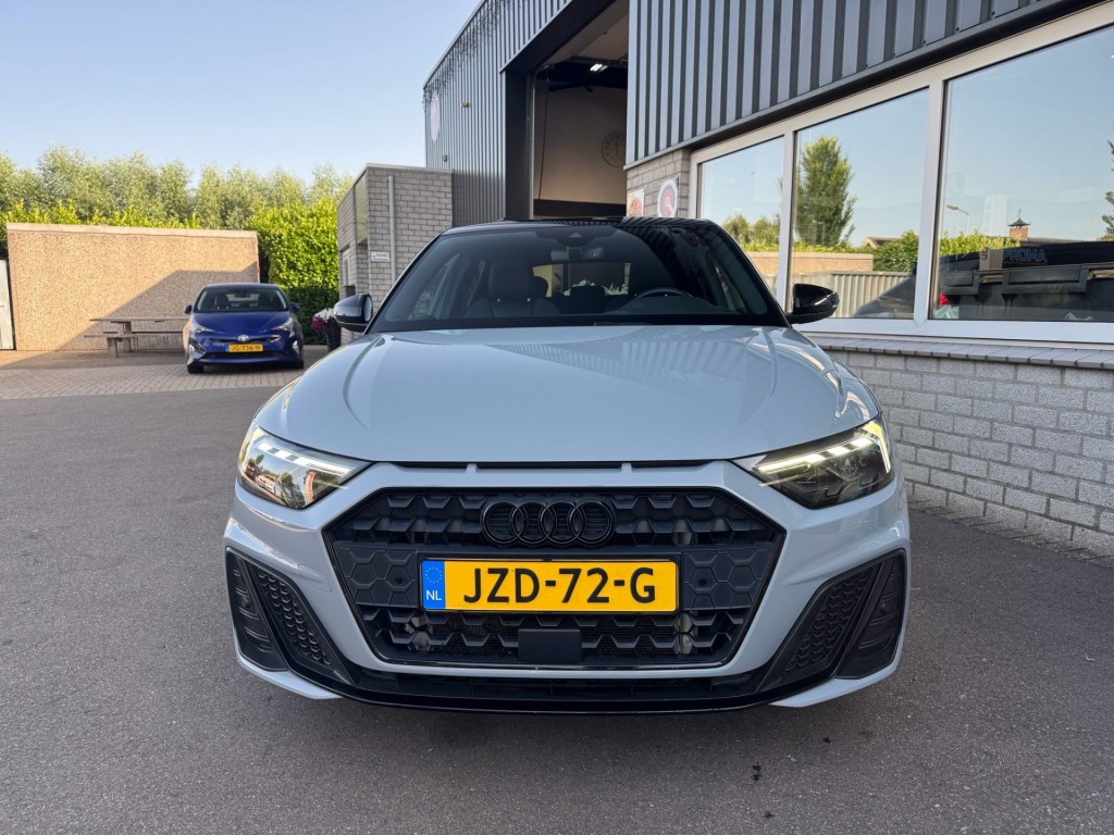 Audi A1 Audi A1 35 TFSI 3x S-line Carplay Stoelverw Afgevlakt stuurwiel twotone 180pk Erg mooi!