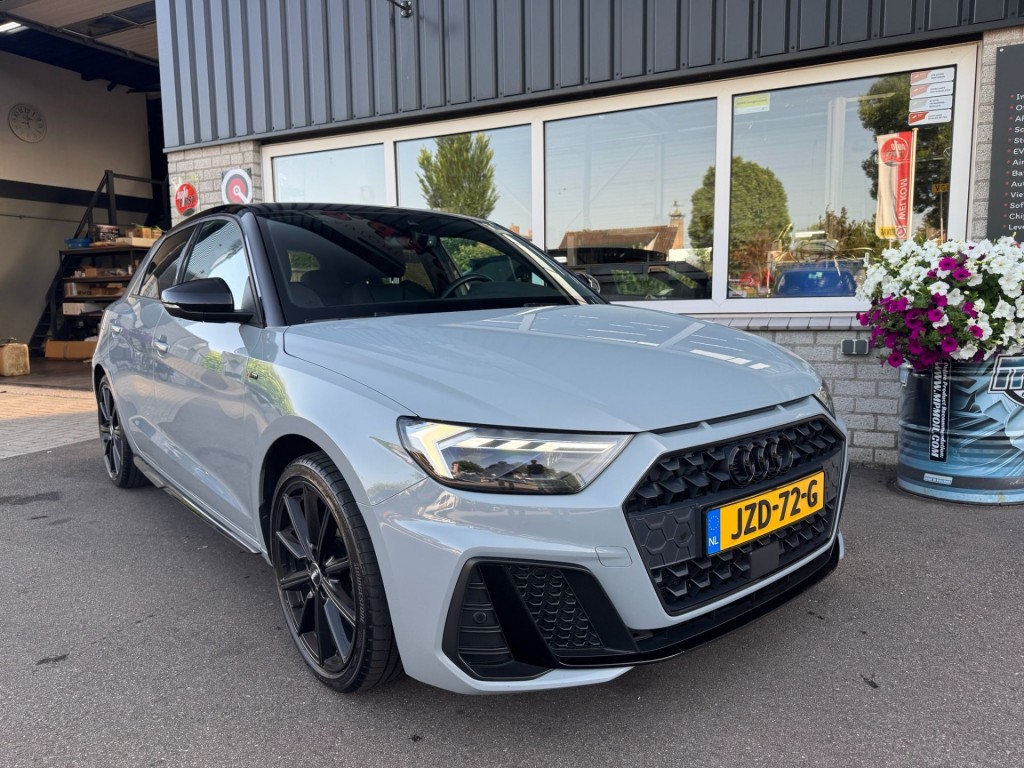 Audi A1 Audi A1 35 TFSI 3x S-line Carplay Stoelverw Afgevlakt stuurwiel twotone 180pk Erg mooi!