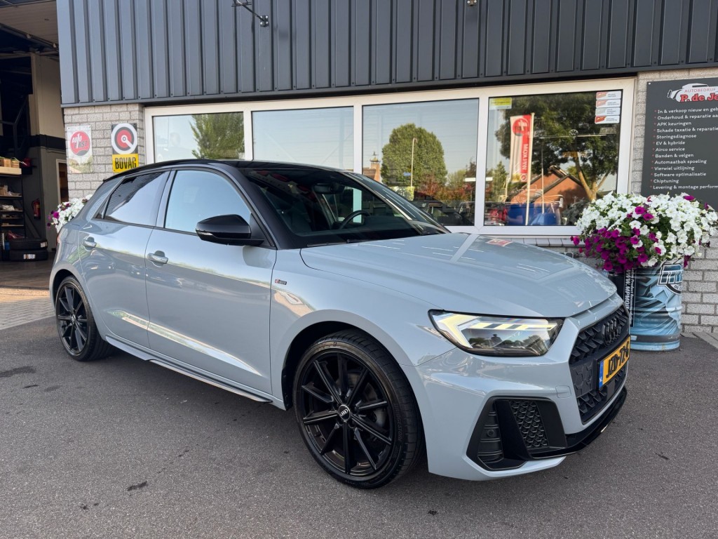 Audi A1 Audi A1 35 TFSI 3x S-line Carplay Stoelverw Afgevlakt stuurwiel twotone 180pk Erg mooi!