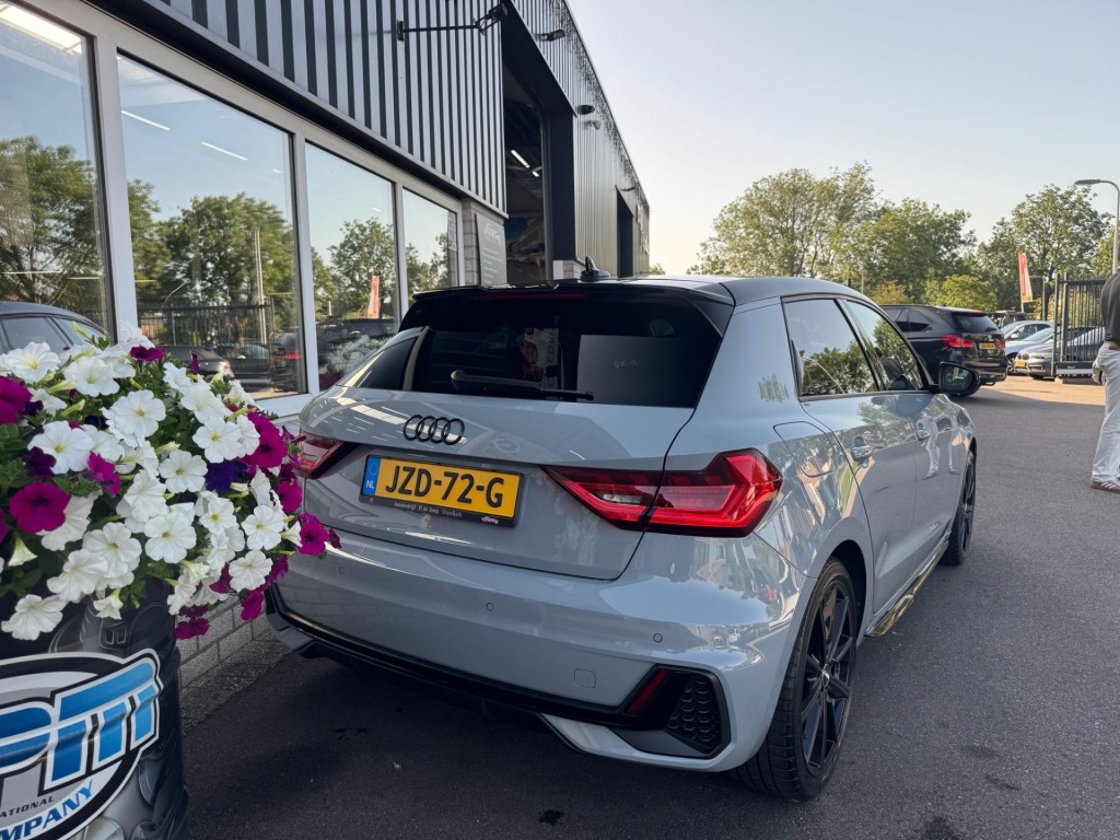 Audi A1 Audi A1 35 TFSI 3x S-line Carplay Stoelverw Afgevlakt stuurwiel twotone 180pk Erg mooi!