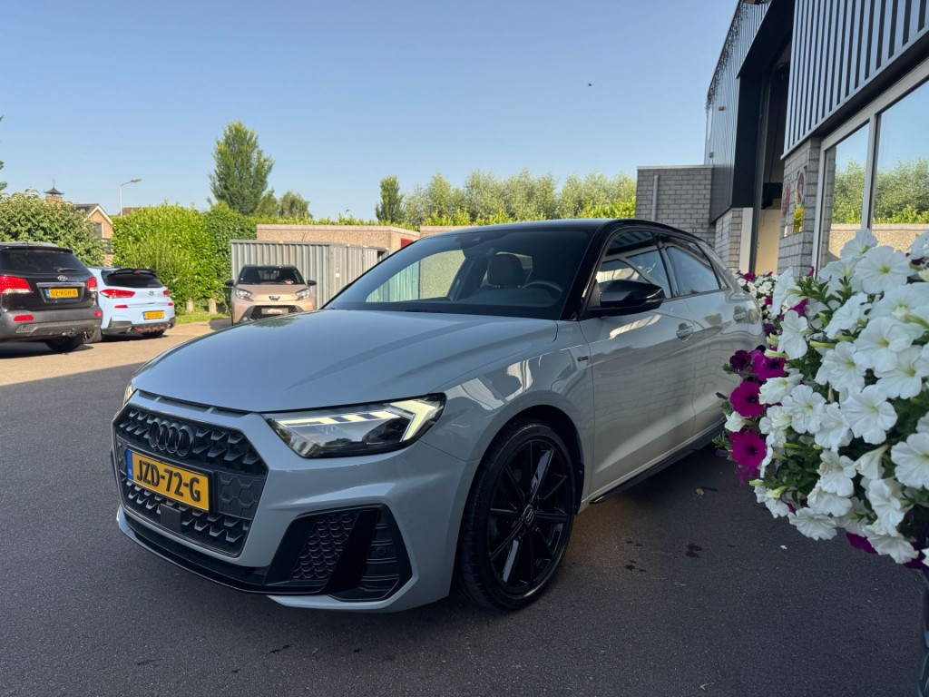 Audi A1 Audi A1 35 TFSI 3x S-line Carplay Stoelverw Afgevlakt stuurwiel twotone 180pk Erg mooi!