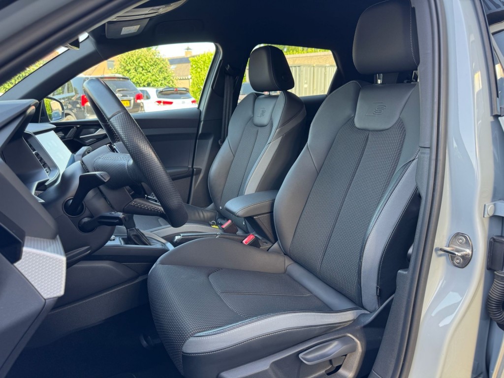 Audi A1 Audi A1 35 TFSI 3x S-line Carplay Stoelverw Afgevlakt stuurwiel twotone 180pk Erg mooi!