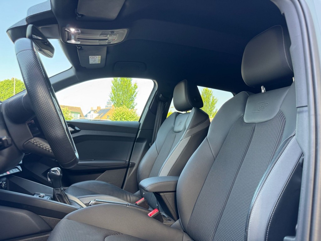 Audi A1 Audi A1 35 TFSI 3x S-line Carplay Stoelverw Afgevlakt stuurwiel twotone 180pk Erg mooi!